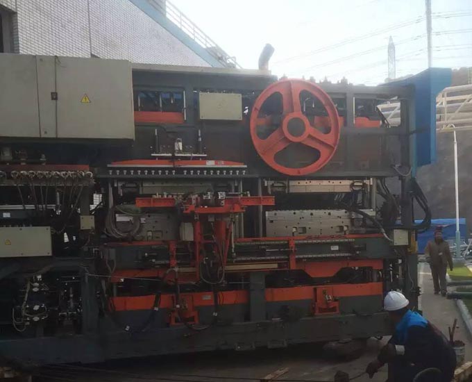 青島某工廠大型吹塑機設備搬遷吊裝現場